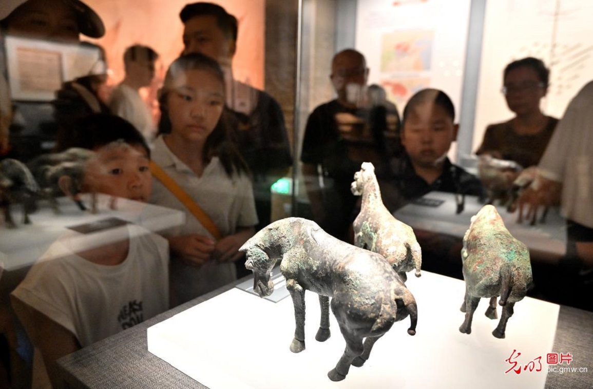 Children explore history at Handan Museum during summer vacation in N China's Hebei Children explore history at Handan Museum during summer vacation in N China's Hebei