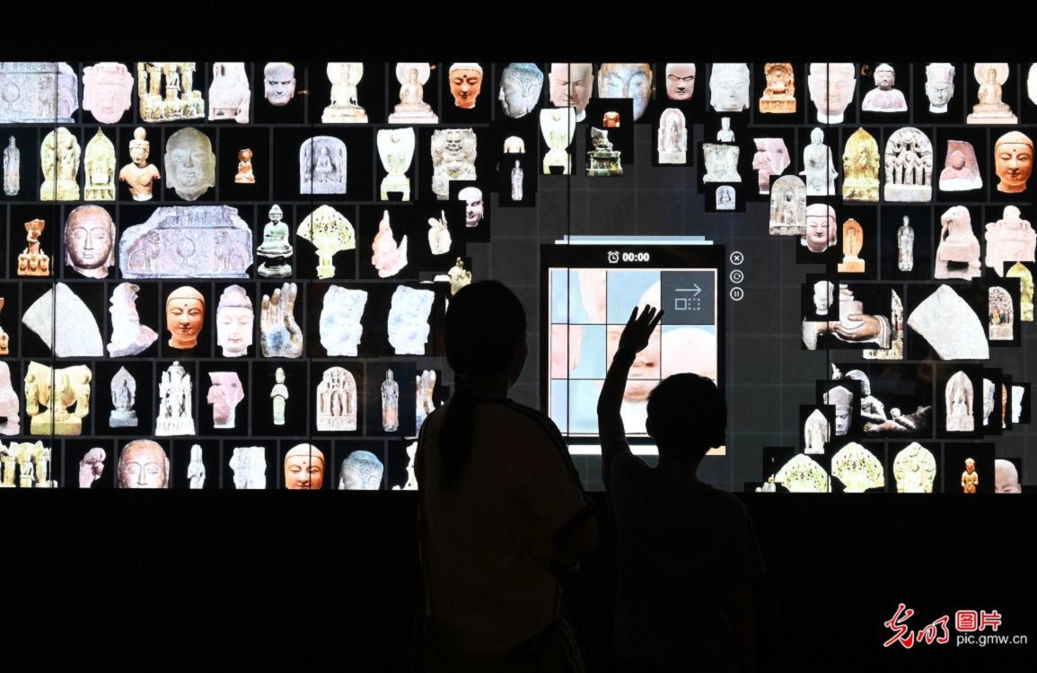 Children explore history at Handan Museum during summer vacation in N China's Hebei Children explore history at Handan Museum during summer vacation in N China's Hebei