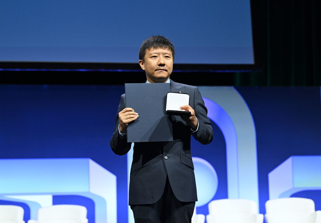 Chinese mathematicians Deng Yu, Wang Hong awarded Fields Medals