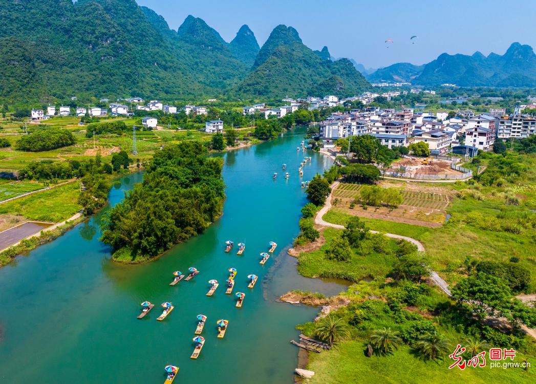 Bamboo rafting brings visitors closer to nature in S China's Guangxi