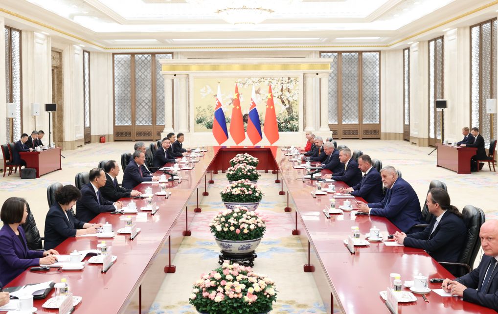 Chinese premier meets Slovak president