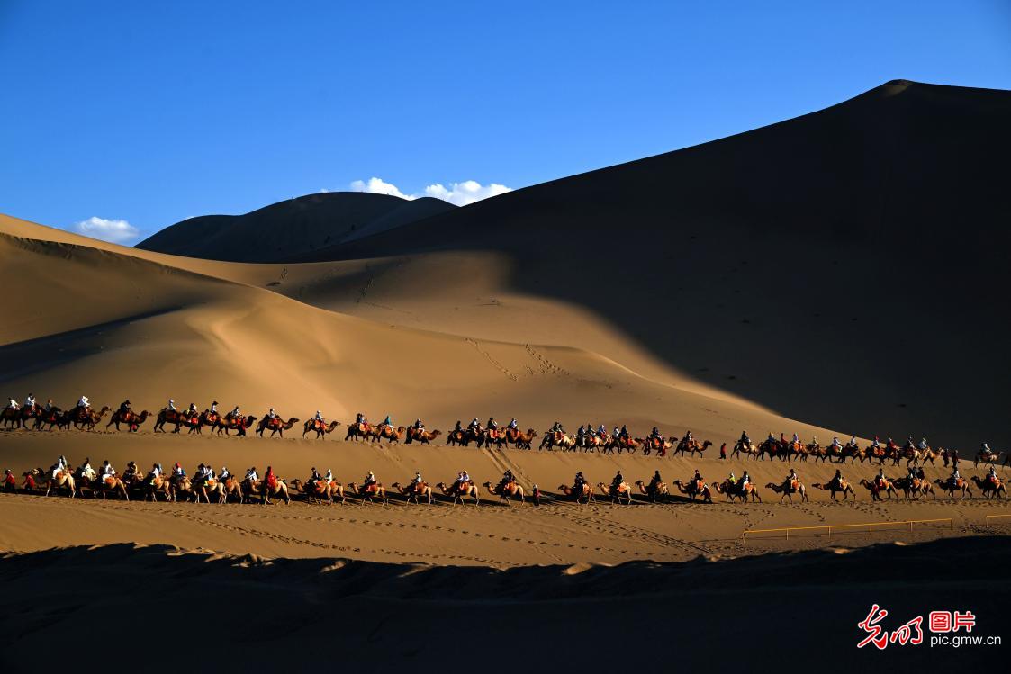 Tourists flock to Mingsha Mountain and Crescent Spring in NW China's Gansu
