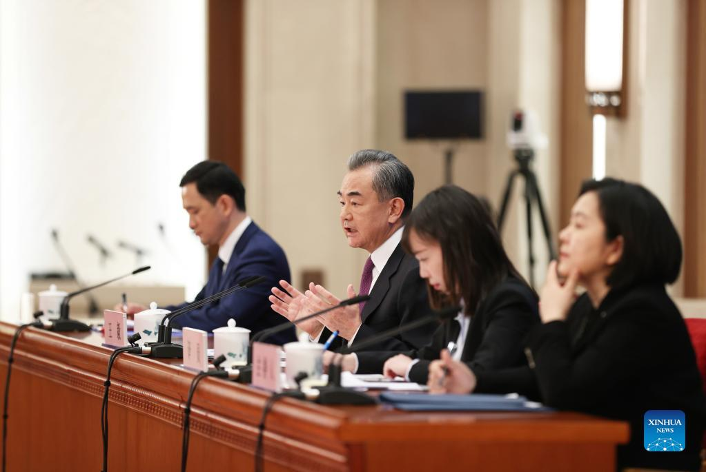 Chinese FM meets press on foreign policy, relations