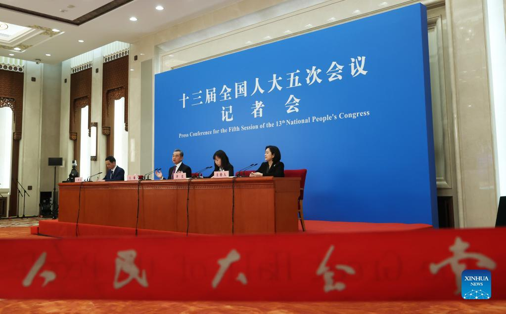 Chinese FM meets press on foreign policy, relations