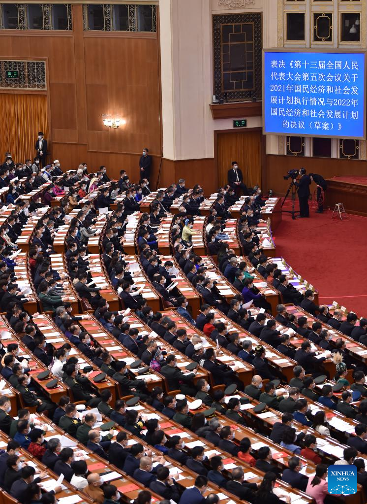 China's national legislature holds closing meeting of annual session