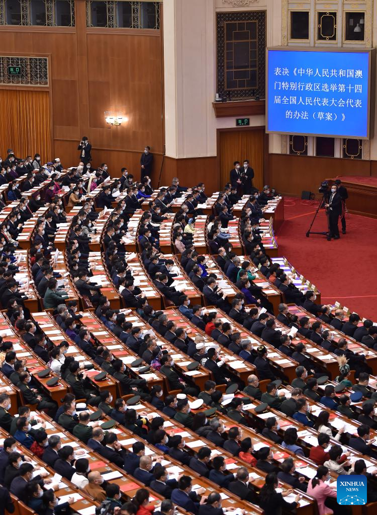 China's national legislature holds closing meeting of annual session