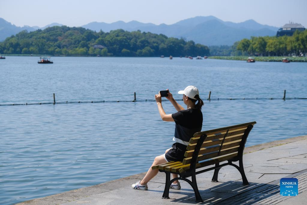 People enjoy National Day holiday in China