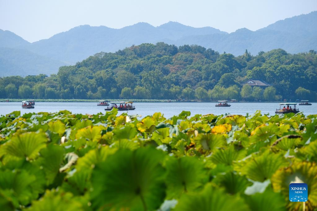 People enjoy National Day holiday in China