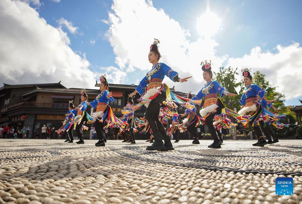 People enjoy National Day holiday in China