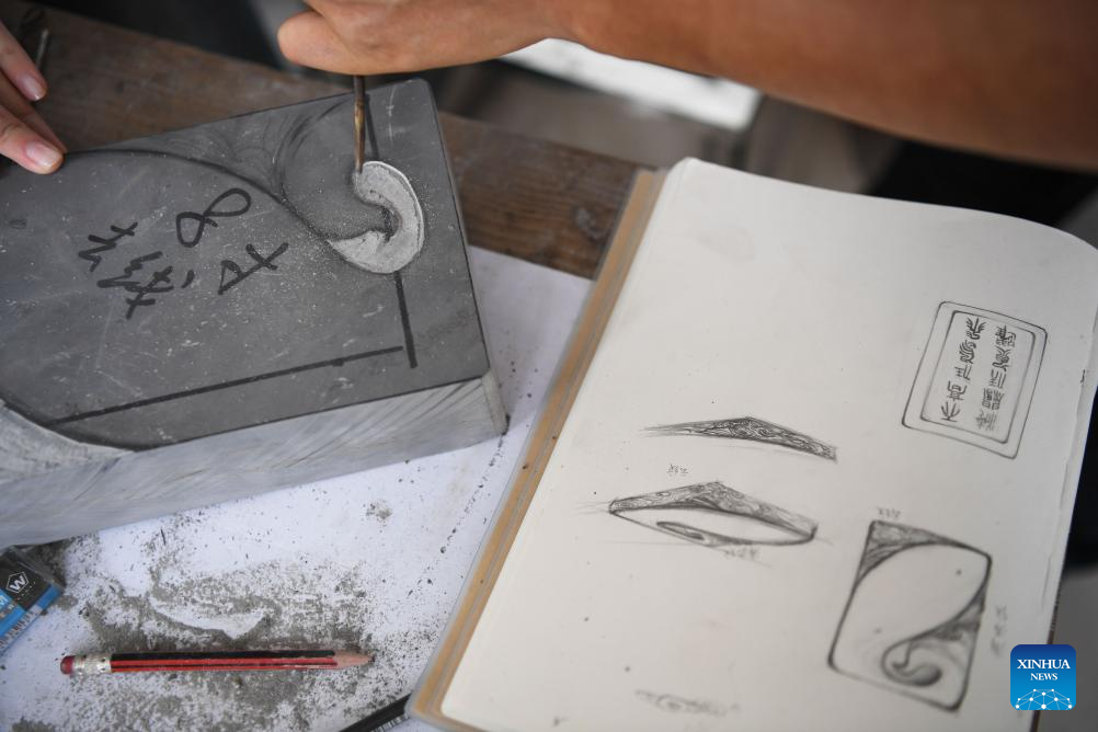 Pic story: inheritor of Duan inkstone making crafts