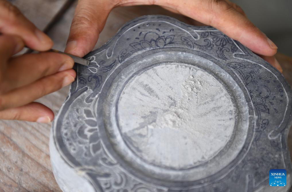 Pic story: inheritor of Duan inkstone making crafts