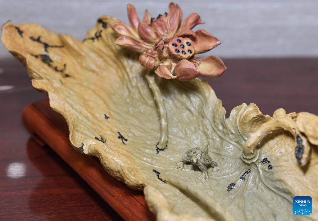 Pic story: inheritor of Duan inkstone making crafts