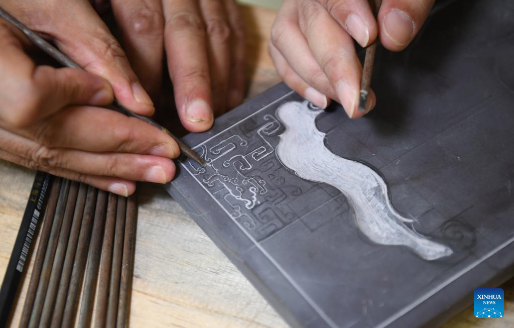 Pic story: inheritor of Duan inkstone making crafts