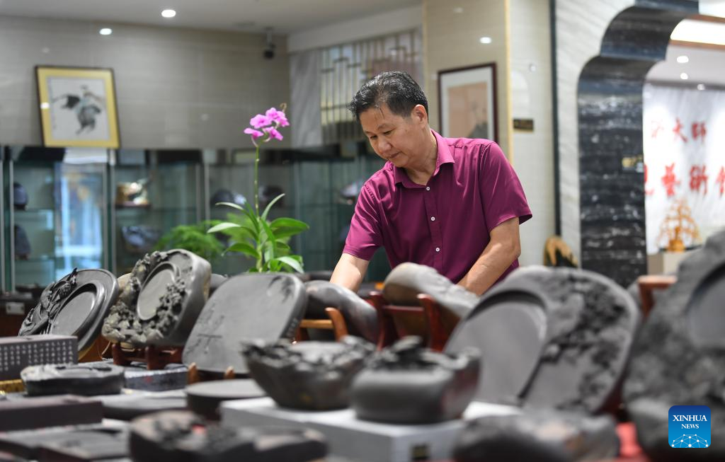 Pic story: inheritor of Duan inkstone making crafts