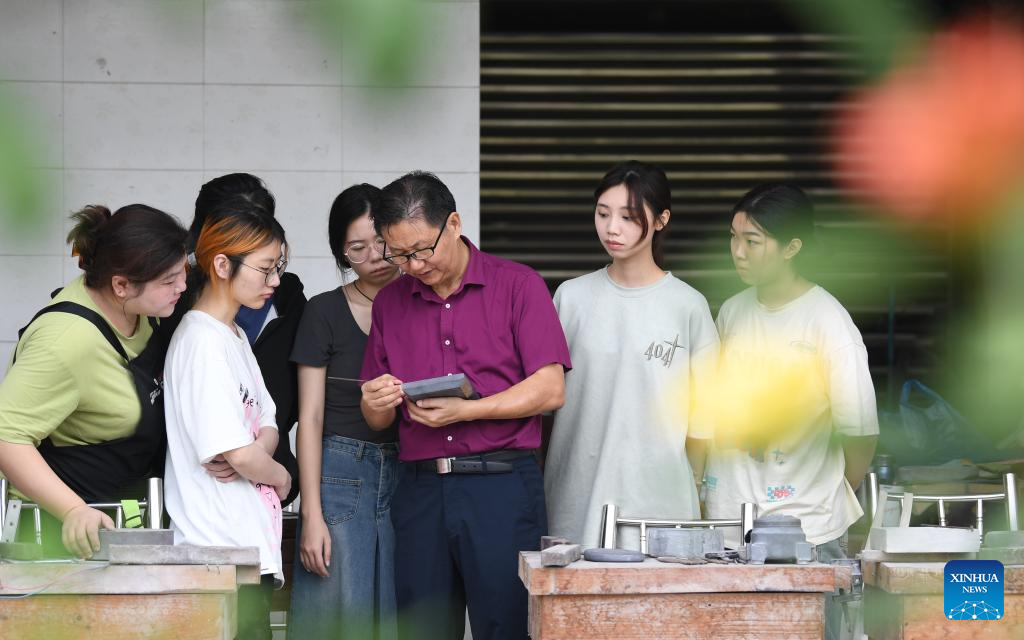 Pic story: inheritor of Duan inkstone making crafts