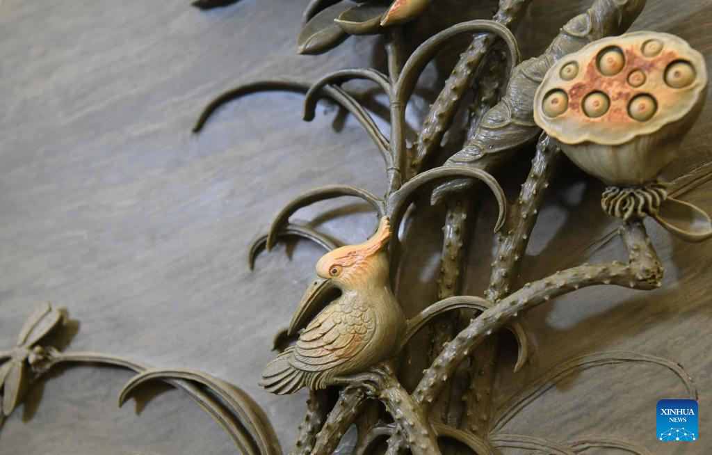 Pic story: inheritor of Duan inkstone making crafts
