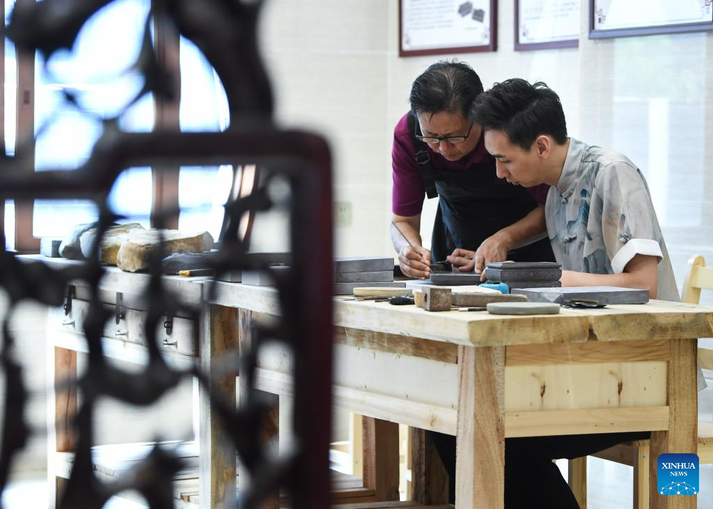 Pic story: inheritor of Duan inkstone making crafts