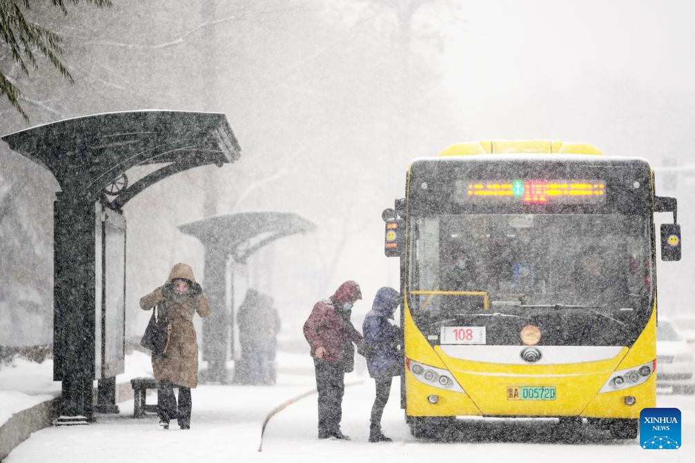 Heavy snow hits Harbin in NE China