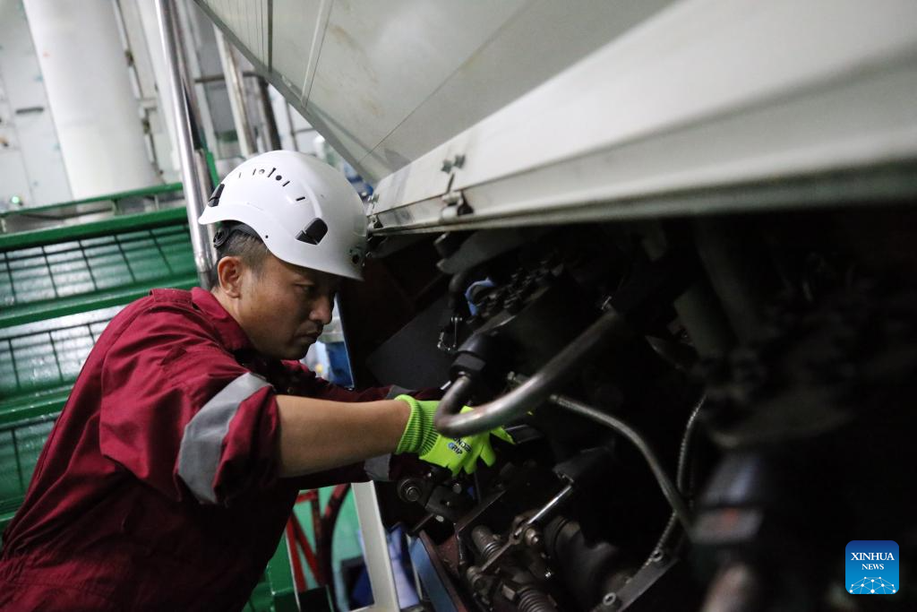 China's research icebreaker Xuelong 2 ploughs through belt of prevailing westerlies