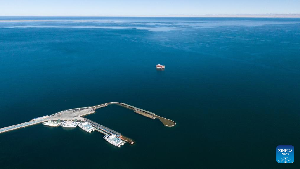 Winter scenery of Qinghai Lake