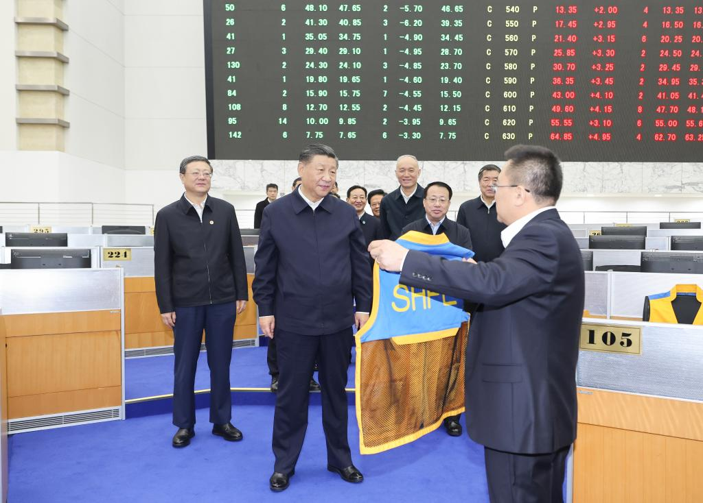 Xi makes inspection tour in Shanghai