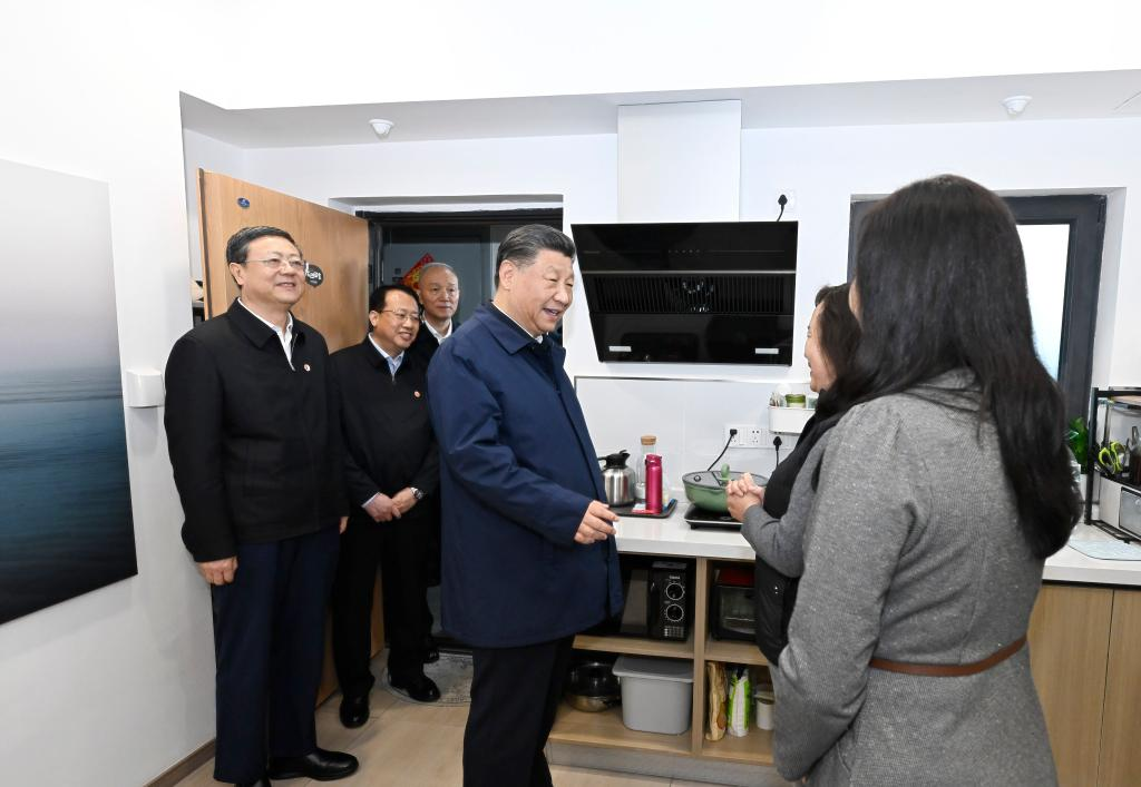 Xi makes inspection tour in Shanghai