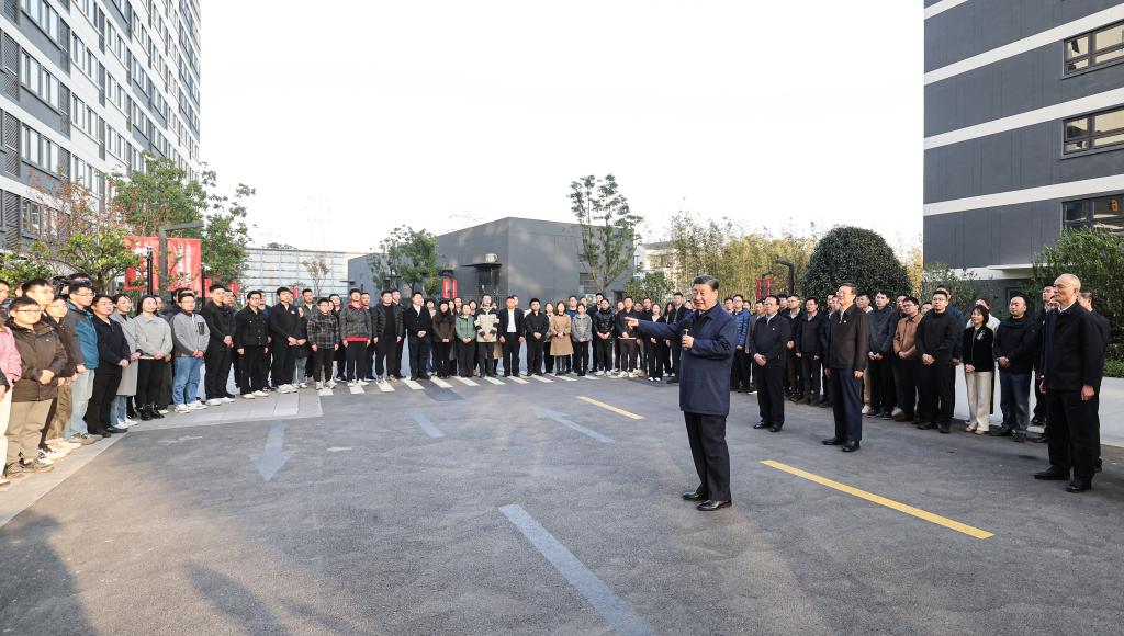 Xi makes inspection tour in Shanghai