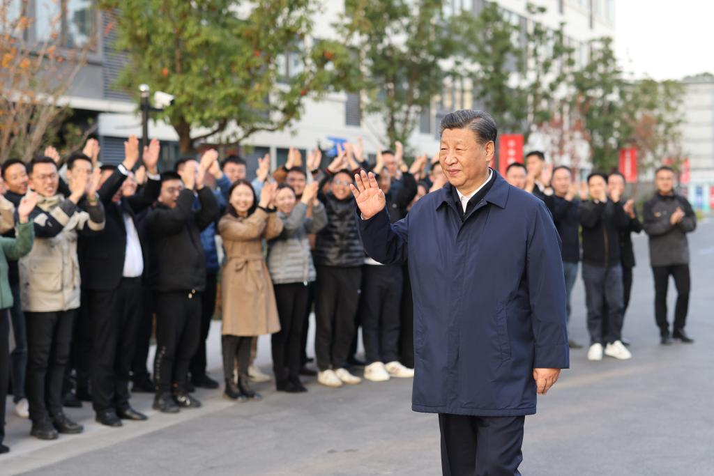 Xi makes inspection tour in Shanghai