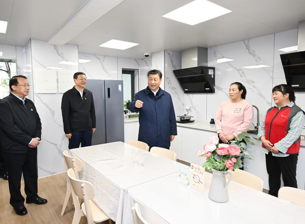 Xi makes inspection tour in Shanghai