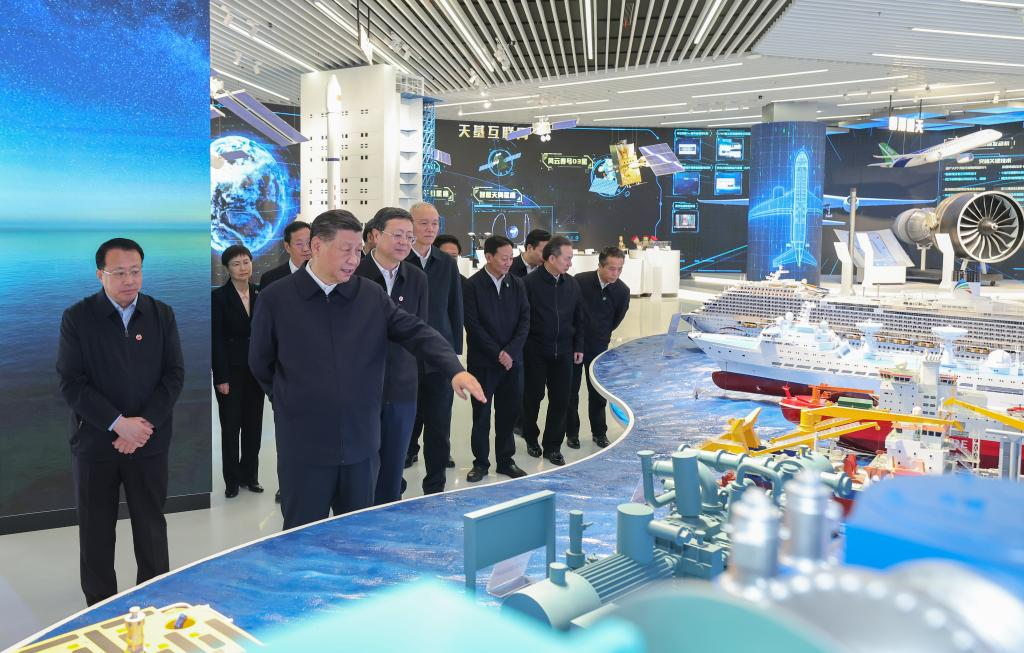 Xi makes inspection tour in Shanghai