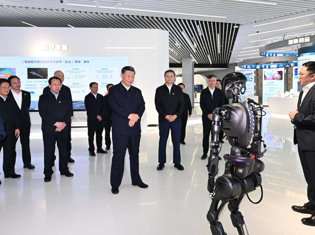 Xi makes inspection tour in Shanghai