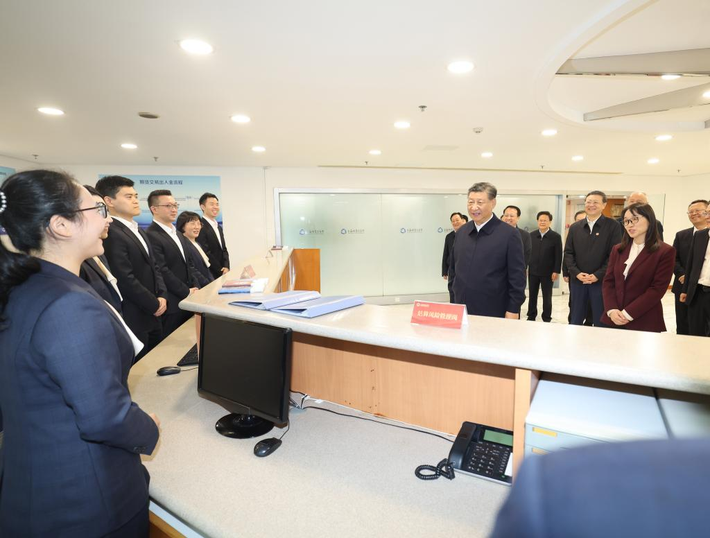 Xi makes inspection tour in Shanghai