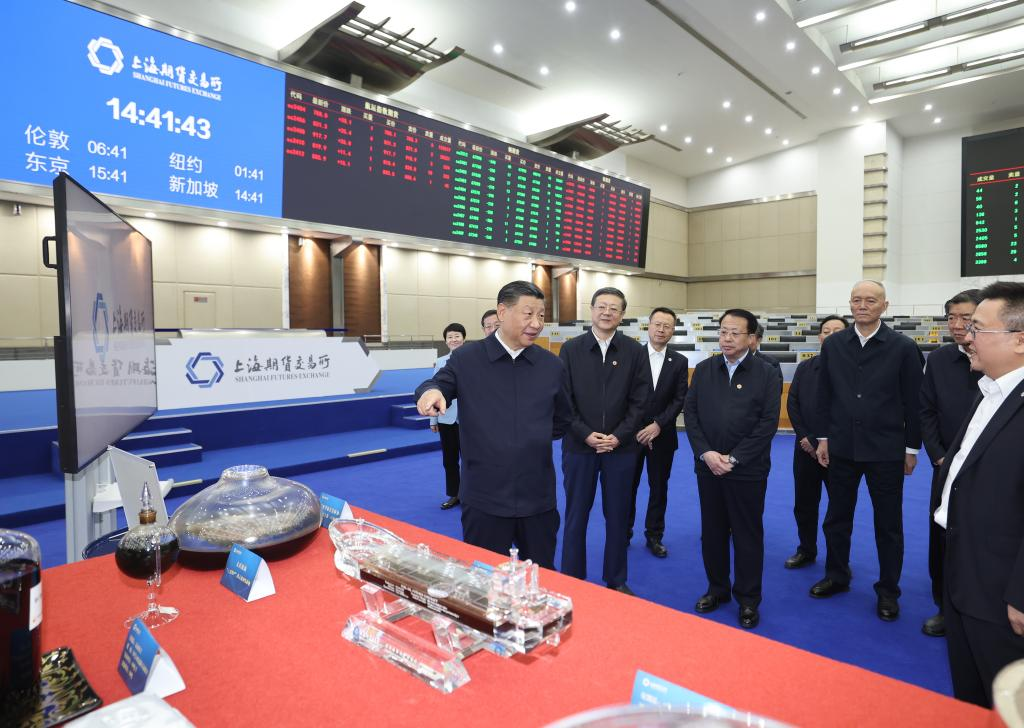 Xi makes inspection tour in Shanghai