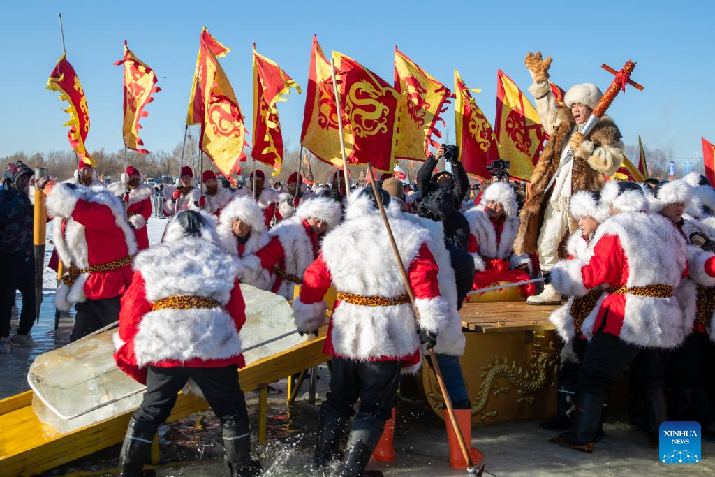 People collect ice from Songhua River in Harbin, NE China