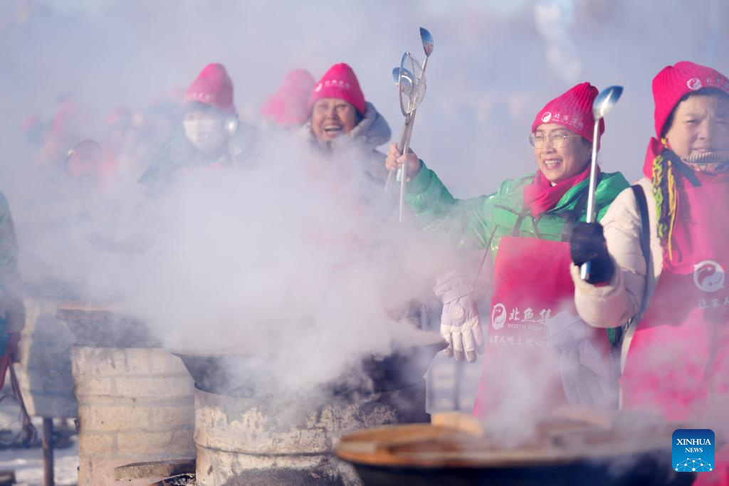 People collect ice from Songhua River in Harbin, NE China