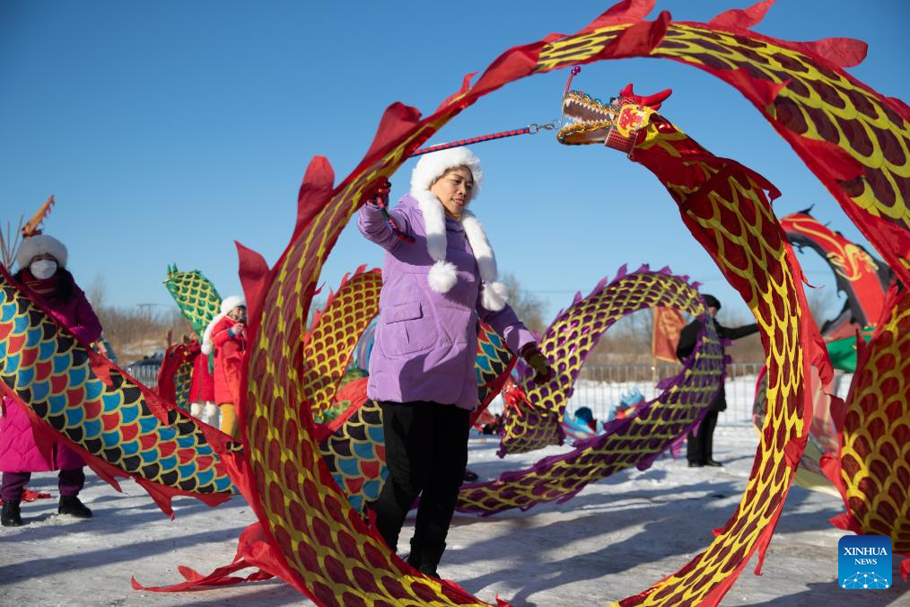 People collect ice from Songhua River in Harbin, NE China