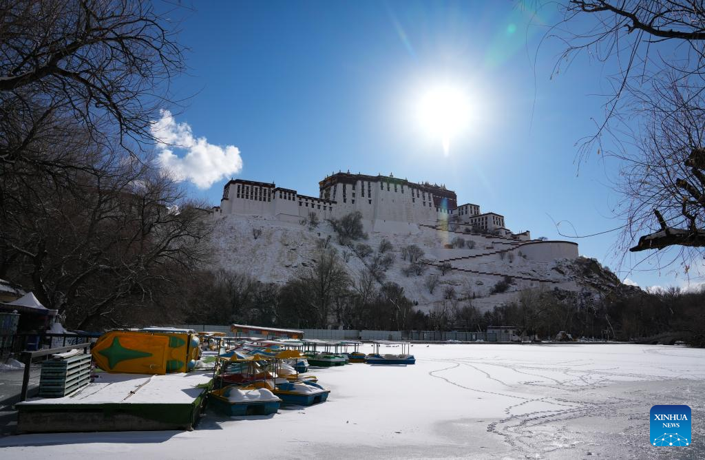 In pics: snow falls in Lhasa