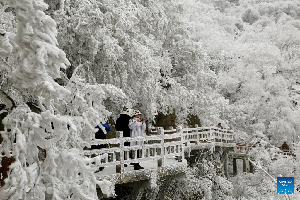 People enjoy rime scenery at Yuntaishan Mountain in Jiangsu, E China