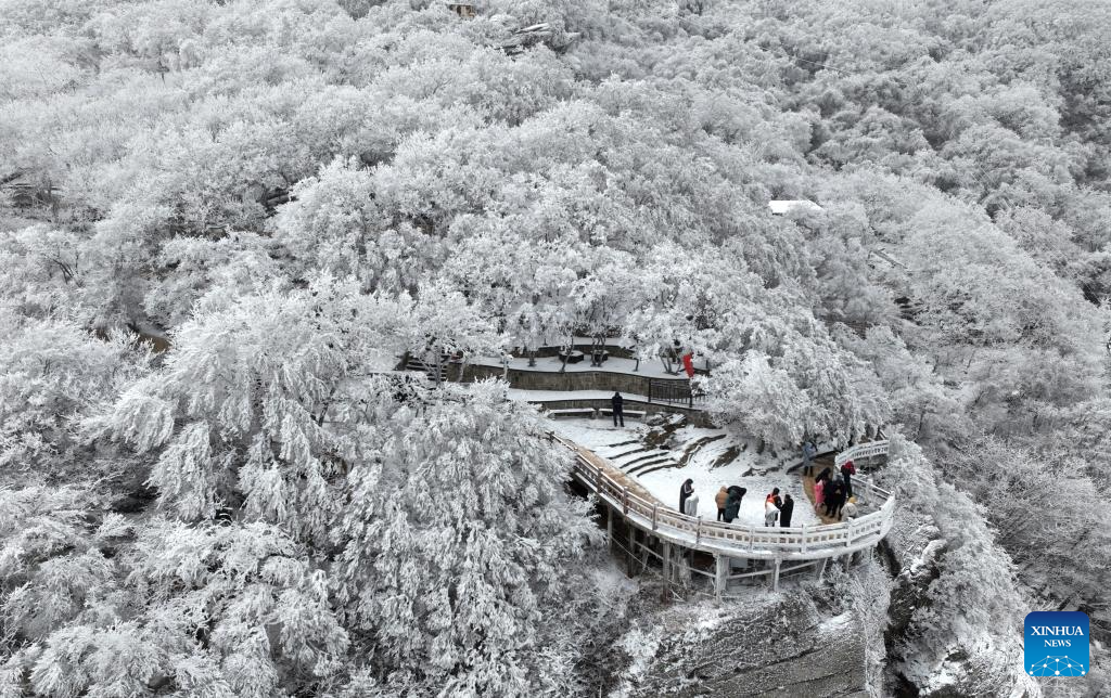 People enjoy rime scenery at Yuntaishan Mountain in Jiangsu, E China