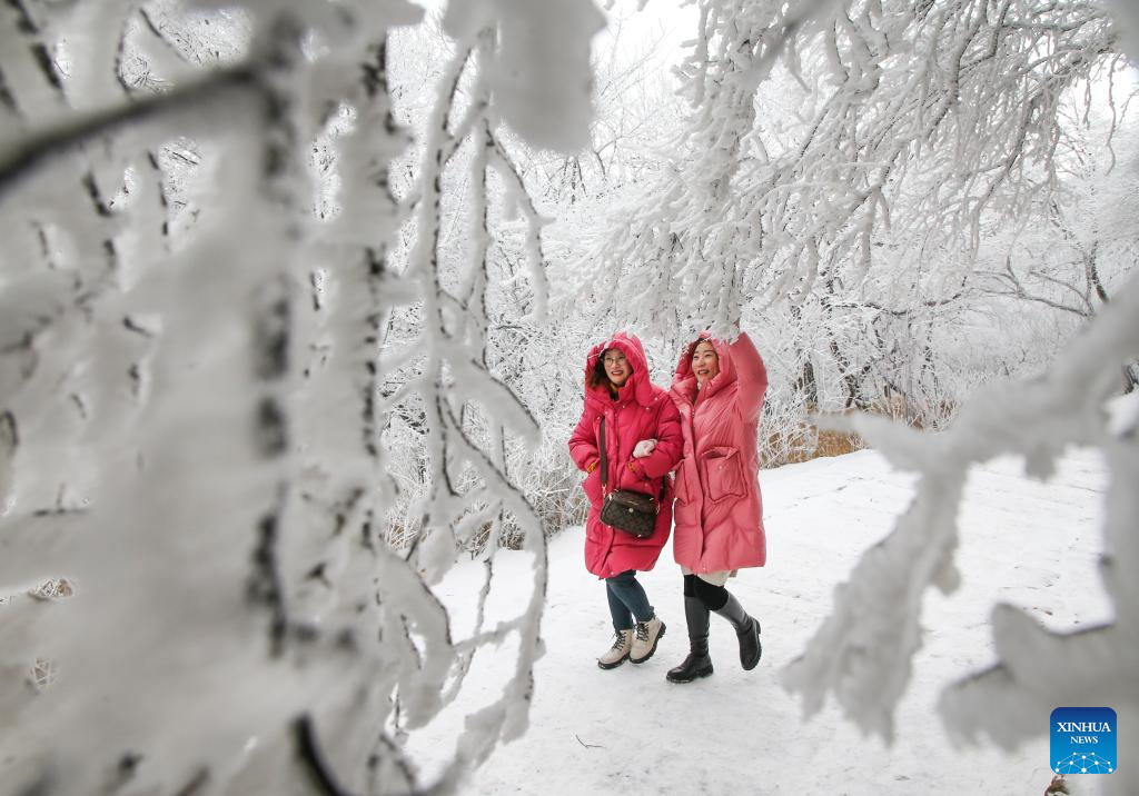 People enjoy rime scenery at Yuntaishan Mountain in Jiangsu, E China