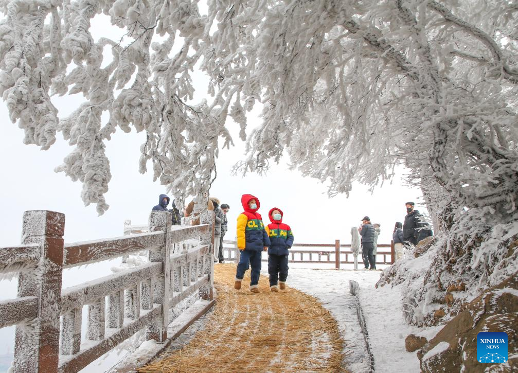 People enjoy rime scenery at Yuntaishan Mountain in Jiangsu, E China