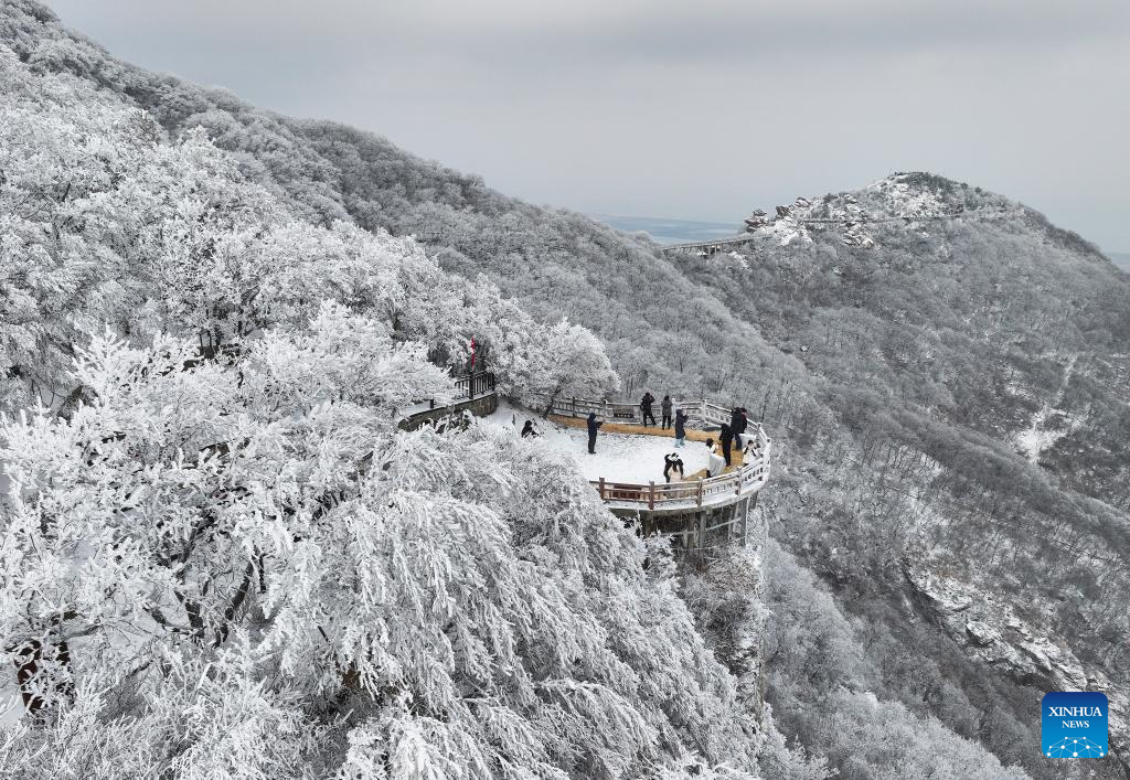 People enjoy rime scenery at Yuntaishan Mountain in Jiangsu, E China