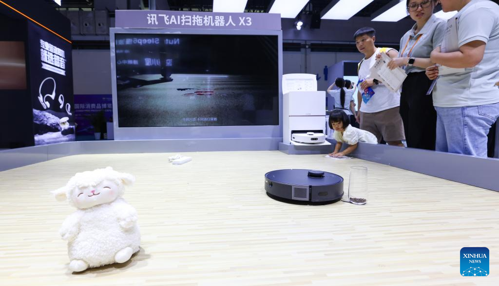 AI technology products attract visitors at ongoing CICPE in S China's Hainan