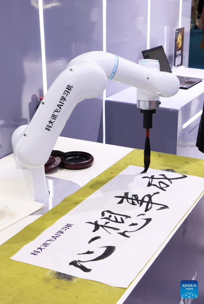 AI technology products attract visitors at ongoing CICPE in S China's Hainan