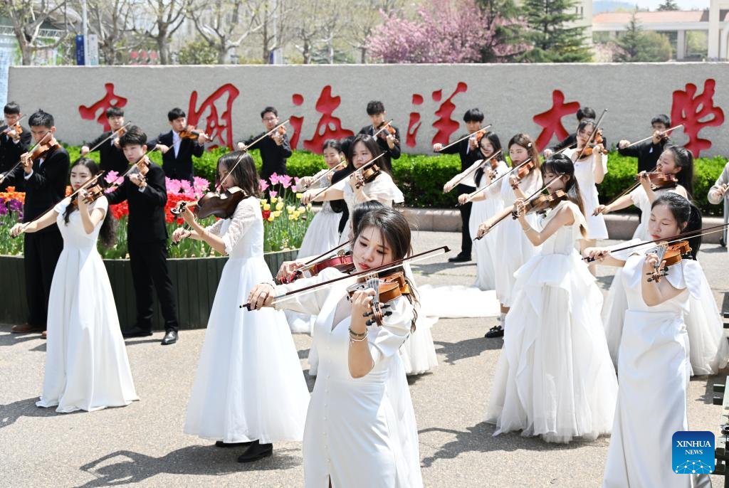 University students stage performances for public welfare in Qingdao