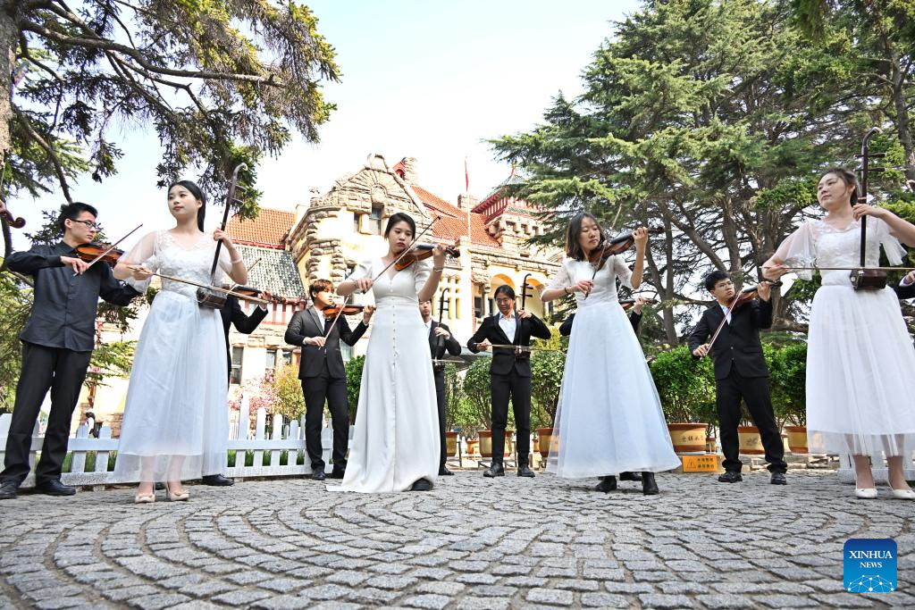 University students stage performances for public welfare in Qingdao