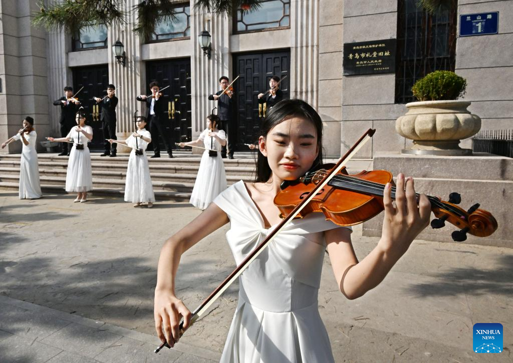 University students stage performances for public welfare in Qingdao