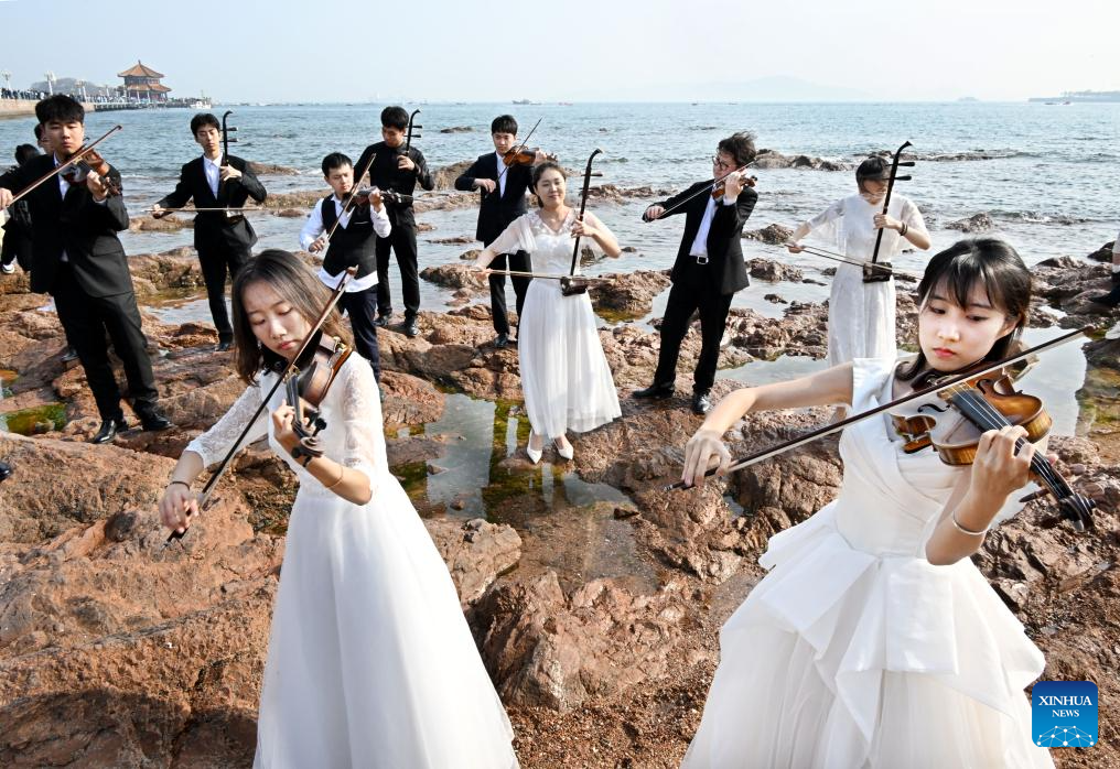 University students stage performances for public welfare in Qingdao