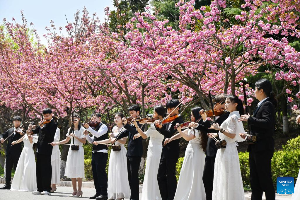 University students stage performances for public welfare in Qingdao