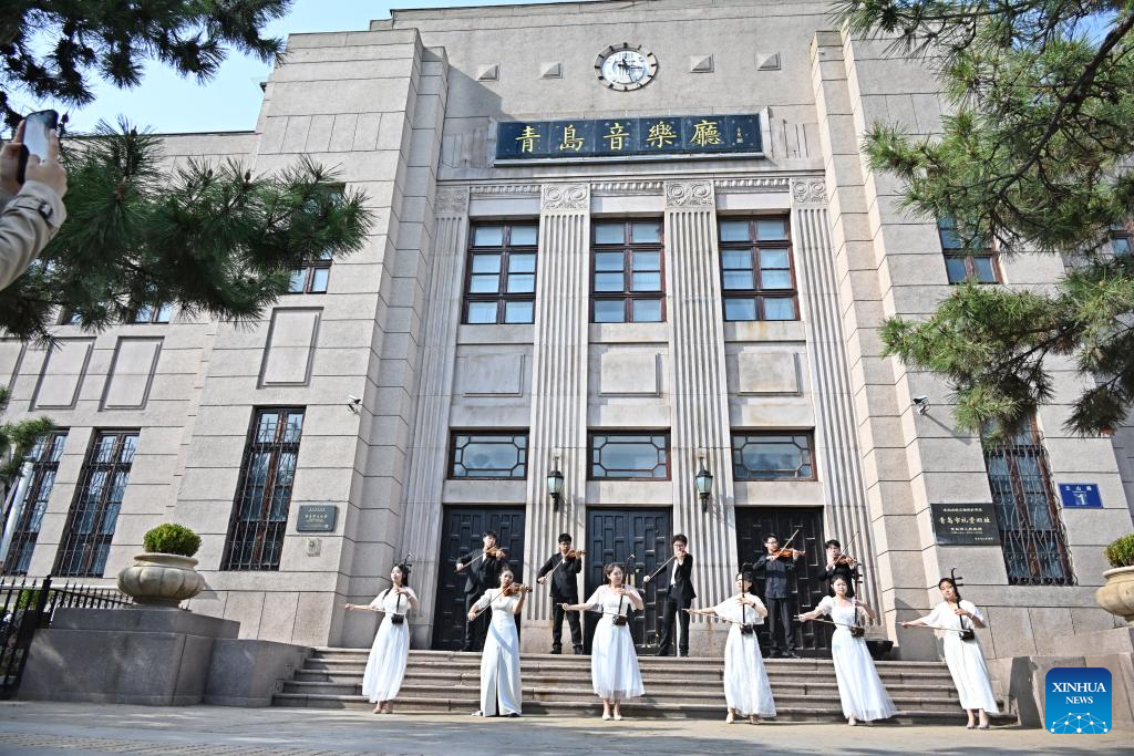 University students stage performances for public welfare in Qingdao